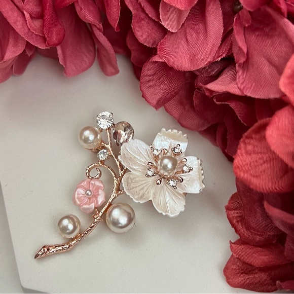 Crystal and Pearl Flower Brooch Lapel Pin - Picture 4 of 9